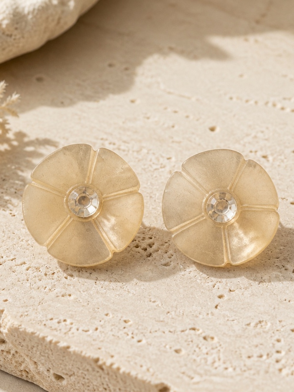 Vintage Gold Flower Resin Clip On Earrings - Women Jewelry